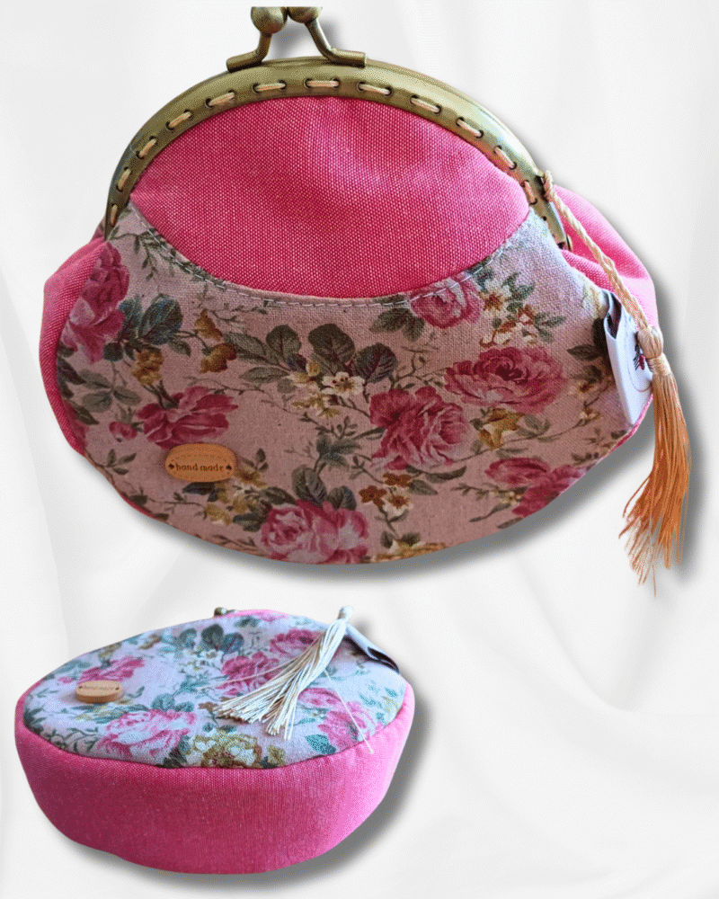 Carteira Rosa com Detalhes Floridos