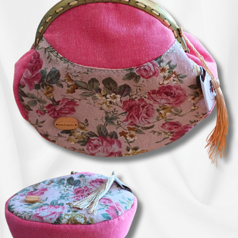 Carteira Rosa com Detalhes Floridos